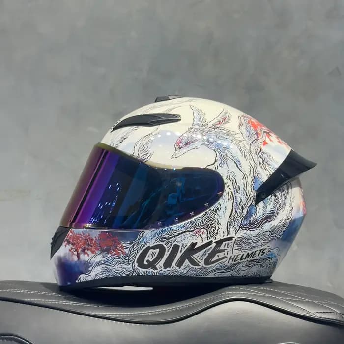 Casque certifié QIKE DOT Red Venom intégral pour moto avec plusieurs aérations, idéal pour les motar
