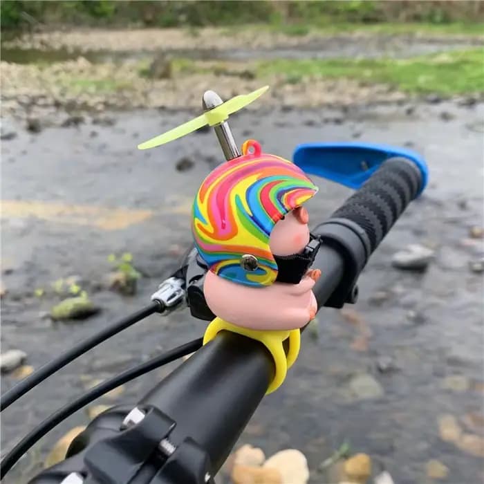 Cochon rose avec hélice de casque, petit canard brisé le vent, casque de moteur de vélo de route, éq