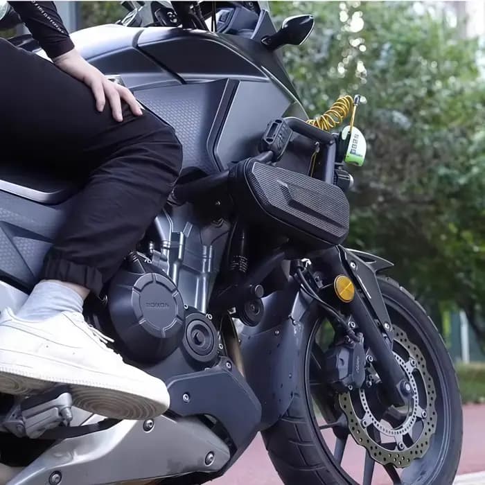 Sacoche latérale de moto avec motif en fibre de carbone | Étui rigide moulé en EVA