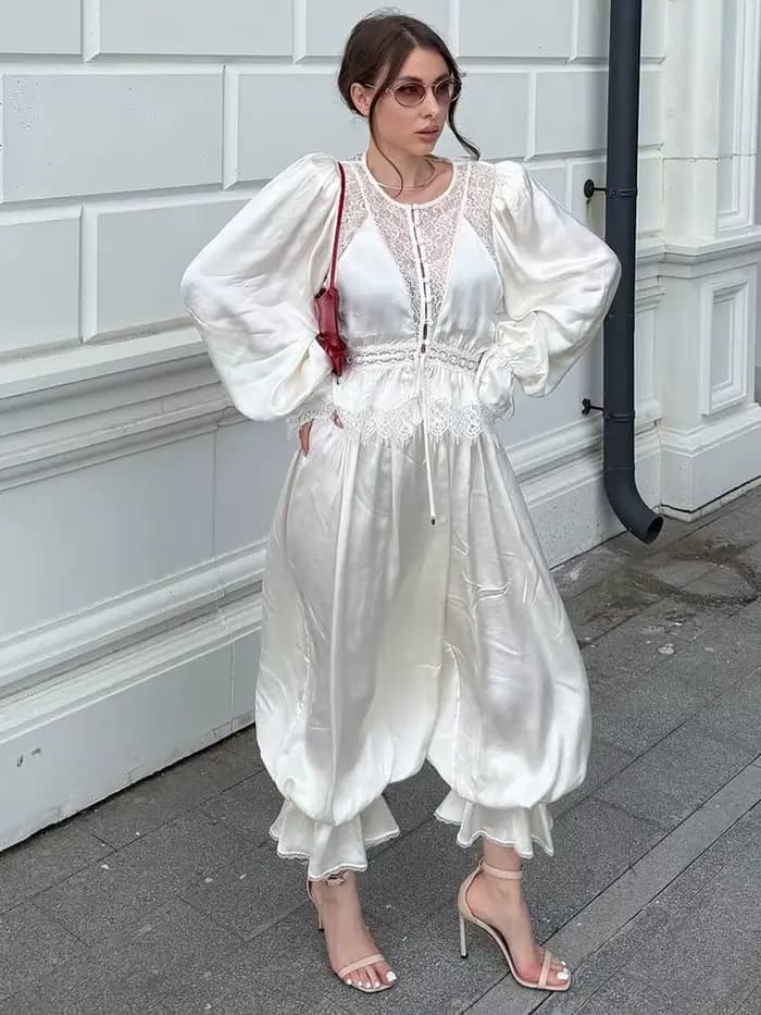 Ensemble pantalon femme élégant en satin et dentelle, col rond, manches longues bouffantes, chemisier boutonné sur le devant, pantalon à taille élastiquée avec cordon de serrage et ourlet à volants à 