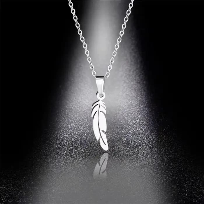 Accessoire de mode - collier en acier inoxydable avec plume pour femme, pendentif feuille en acier titane, pendentif bijou version coréenne