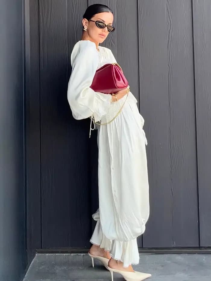 Ensemble pantalon femme élégant en satin et dentelle, col rond, manches longues bouffantes, chemisier boutonné sur le devant, pantalon à taille élastiquée avec cordon de serrage et ourlet à volants à 