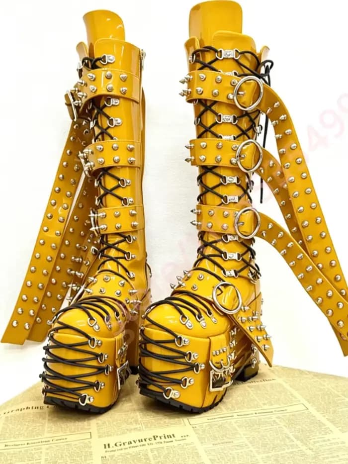 Bottes hautes à plateforme rose à carreaux 2026 pour femme, avec boucle métallique étoile, multi-sangles, à lacets, semelle extrêmement épaisse, style Goth Punk