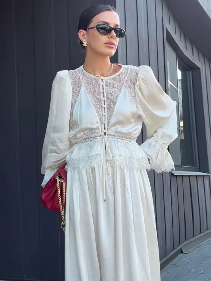 Ensemble pantalon femme élégant en satin et dentelle, col rond, manches longues bouffantes, chemisier boutonné sur le devant, pantalon à taille élastiquée avec cordon de serrage et ourlet à volants à 