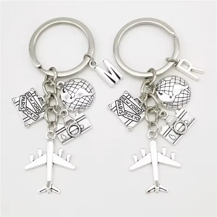 Porte-clés de voyage avec breloque lettre A-Z, avion, globe, bagage, appareil photo – Accessoire de mode pour les amateurs de voyage, idéal comme cadeau