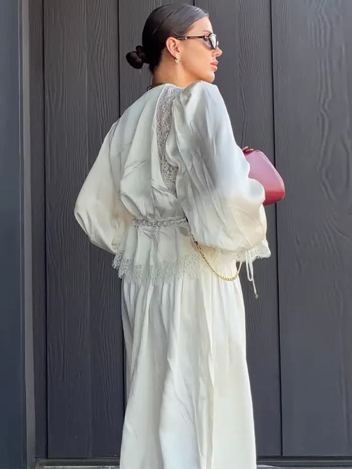 Ensemble pantalon femme élégant en satin et dentelle, col rond, manches longues bouffantes, chemisier boutonné sur le devant, pantalon à taille élastiquée avec cordon de serrage et ourlet à volants à 