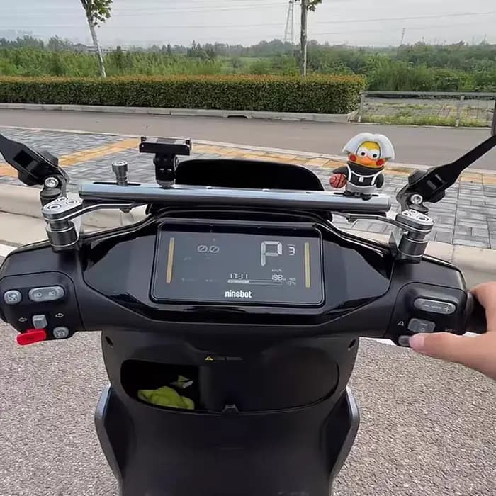 Barre transversale universelle pour moto