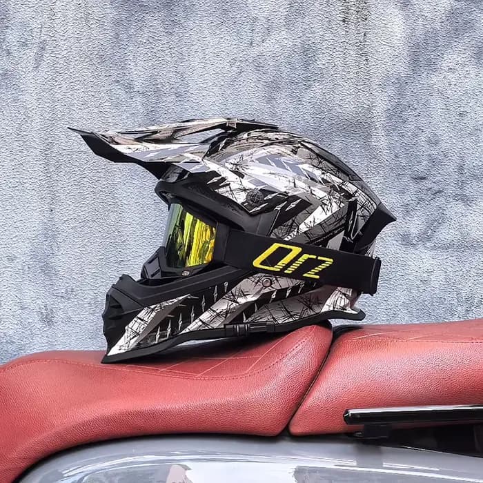 800 Nouveau casque de moto tout-terrain hommes et femmes pendentifs
