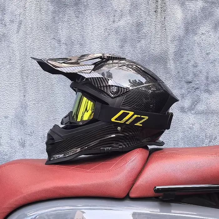 800 Nouveau casque de moto tout-terrain hommes et femmes pendentifs