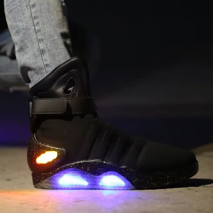 Chaussures de skateboard nouvelles bottes LED pour hommes, femmes, garçons et filles chaussures lumineuses rechargeables USB chaussures de fête pour hommes bottes de soldat Cool