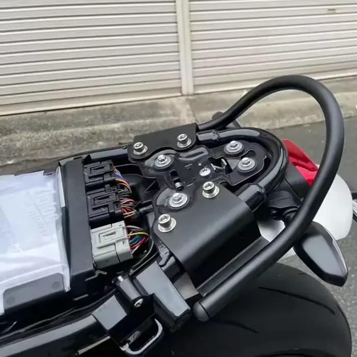Barre d'appui arrière pour moto
