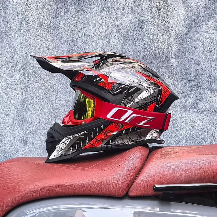 800 Nouveau casque de moto tout-terrain hommes et femmes pendentifs