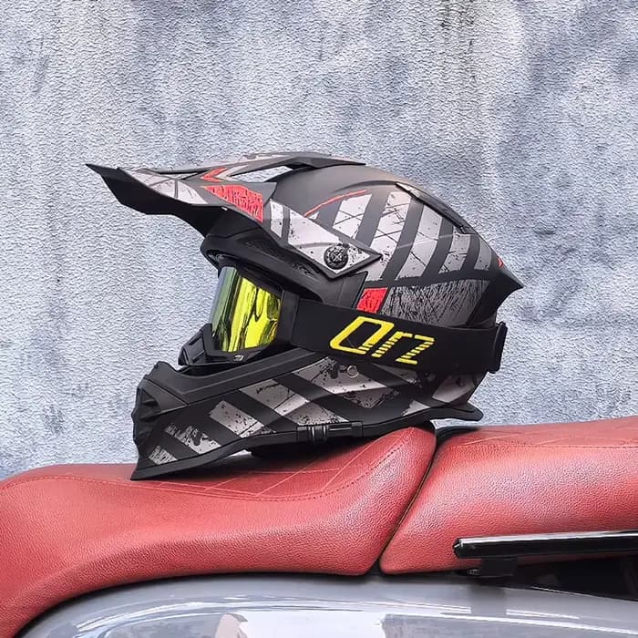 800 Nouveau casque de moto tout-terrain hommes et femmes pendentifs