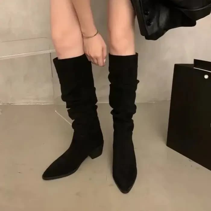 Bottines rétro en cuir froncé pour l'hiver 2025