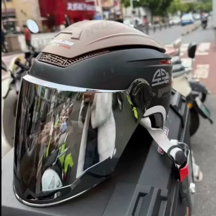 Nouveau casque de moto demi-coque d'été avec design réfléchissant
