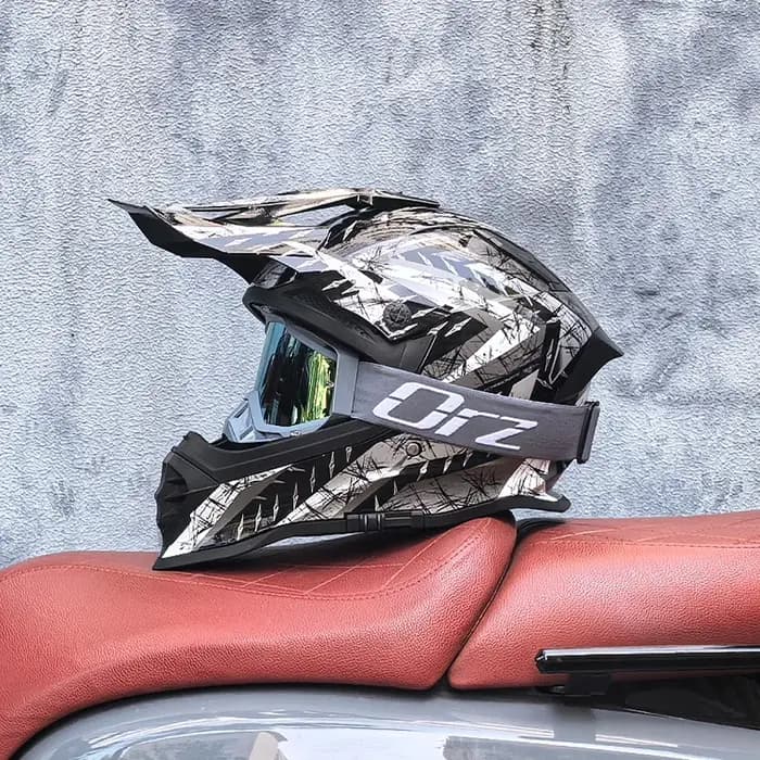 800 Nouveau casque de moto tout-terrain hommes et femmes pendentifs