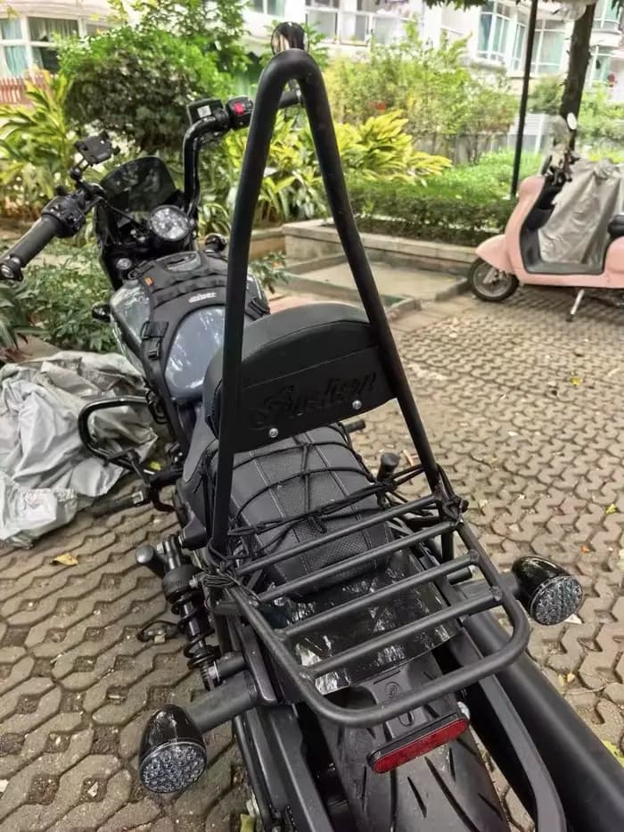Barre Sissy de 70cm avec étagères arrière détachables