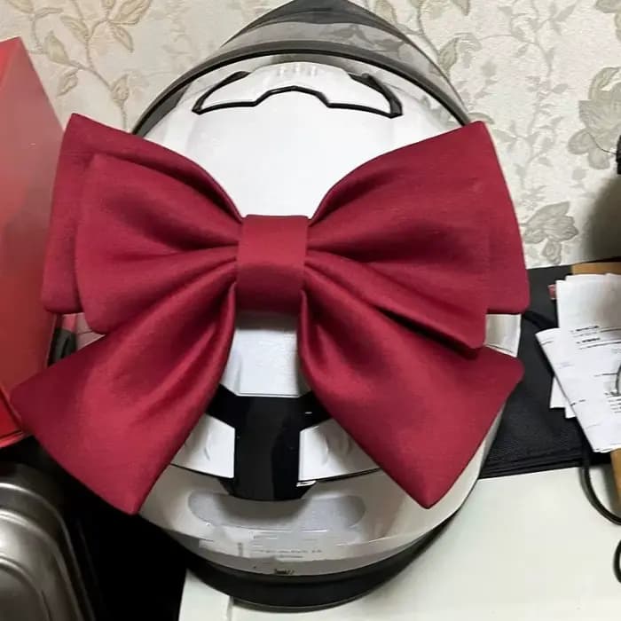 Grand nœud rouge pour la décoration de casque de moto