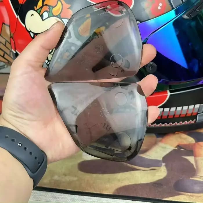 Ensemble de protections latérales pour casques de moto